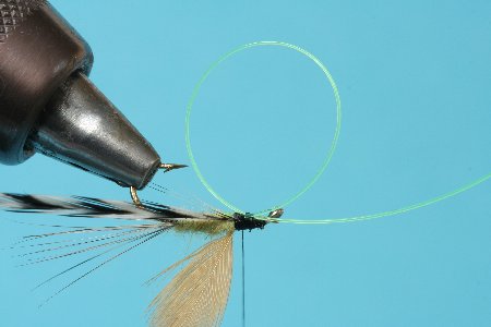 Schlaufe und Hechel einbinden
