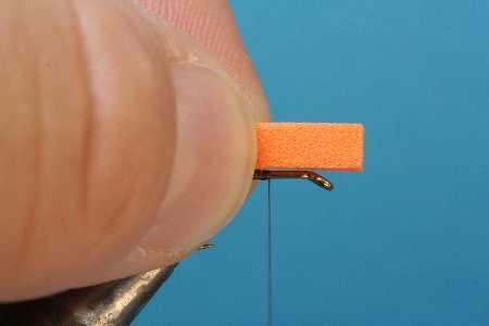 Moosgummistreifen  auf Hakenschenkel legen