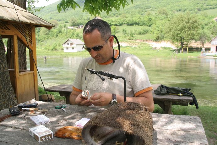 Alex der Fischermeister an der Pliva beim Fliegenbinden